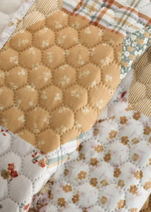 Catherine Lansfield Floral Patchwork Quilted Bedspread (220x230cm)