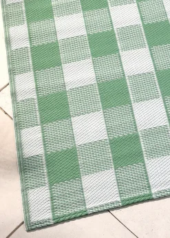 Dreams & Drapes Design Gingham Green Outdoor Rug