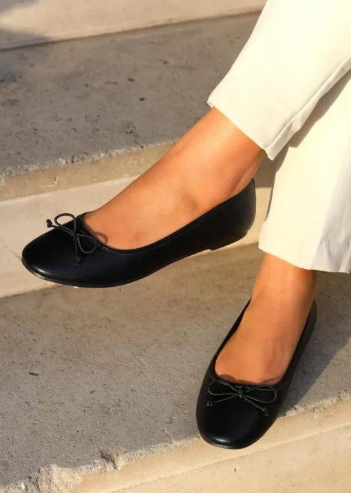 Linzi Este Black Faux Leather Pump