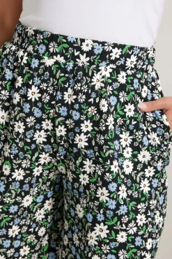 Yours Curve Black Ditsy Floral Textured Shorts